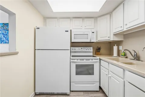 $157,700 | 2800 Indian River Boulevard, Unit 7F, Vero Beach, FL 32960
