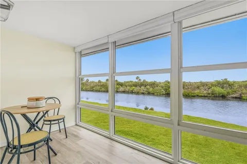 $157,700 | 2800 Indian River Boulevard, Unit 7F, Vero Beach, FL 32960