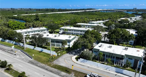 $157,700 | 2800 Indian River Boulevard, Unit 7F, Vero Beach, FL 32960