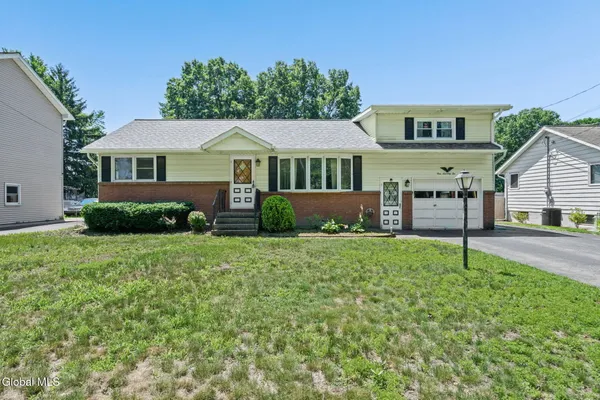 $319,900 | 172 Dahlia Street, Rotterdam, NY 12306