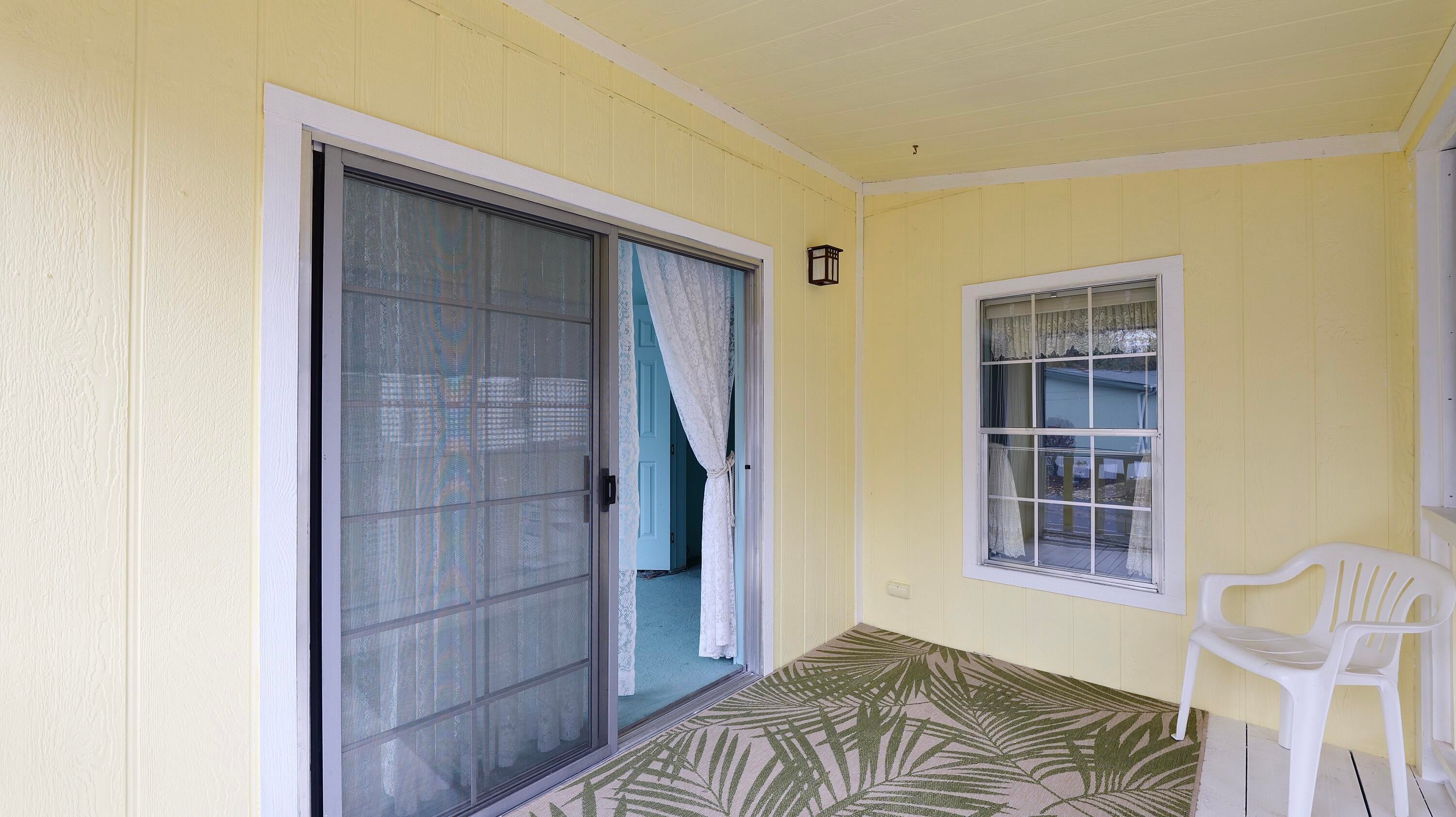 21 Brophy Way, Unit 11 Shady Cove, OR 97539 - Photo 28 of 41 Screened In Porch