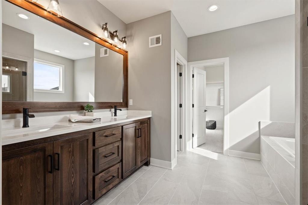 11546 South Olathe Vw Road Olathe, KS 66061 - Photo 13 of 33