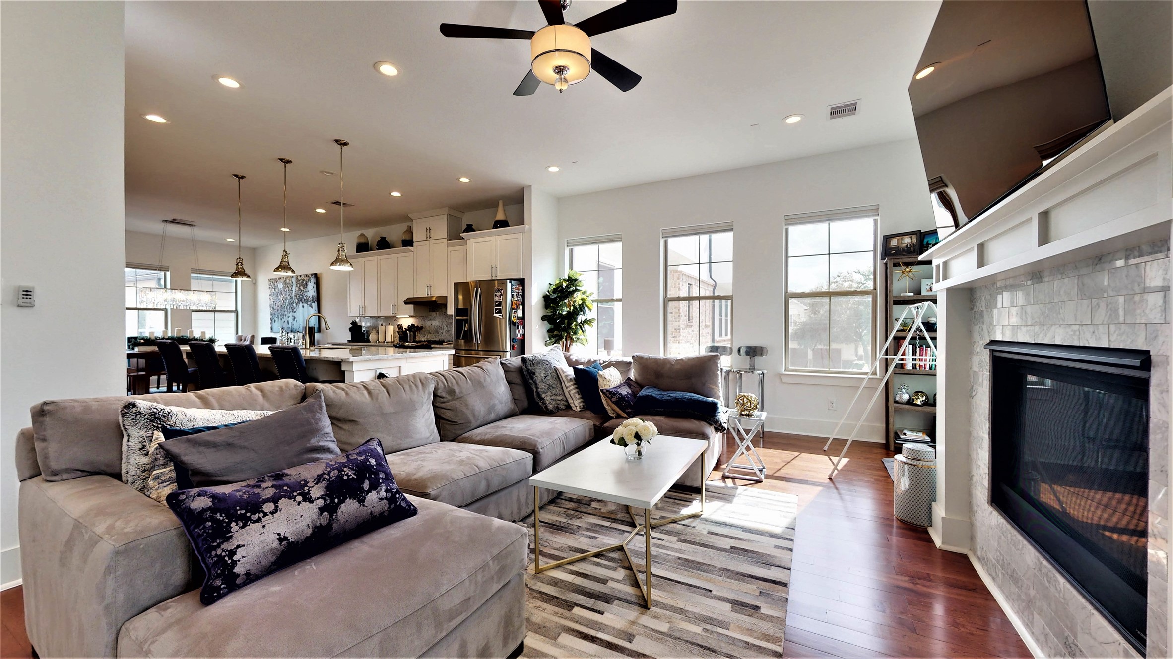 5422 Darling Street, Unit C Houston, TX 77007 - Photo 16 of 35 Comfort Living Area / Gas Fireplace