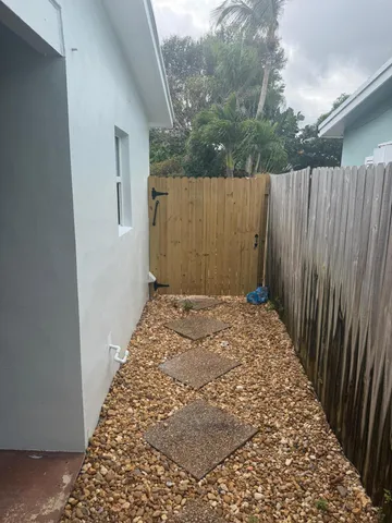 $3,000 | 620 West Bloxham Street, Lantana, FL 33462