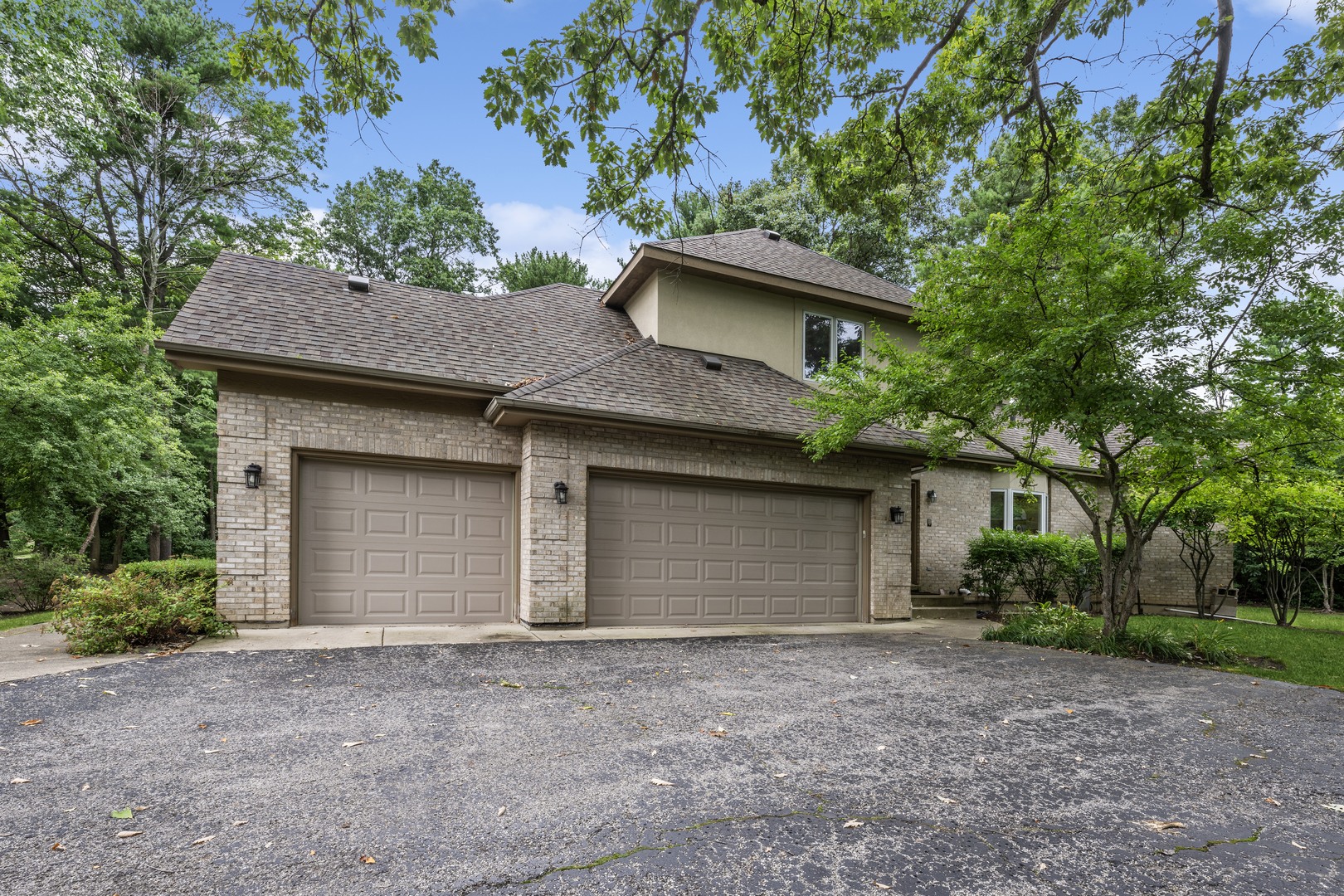 310 Belle Foret Drive Lake Bluff, IL 60044 - Photo 5 of 31 a house with a outdoor space