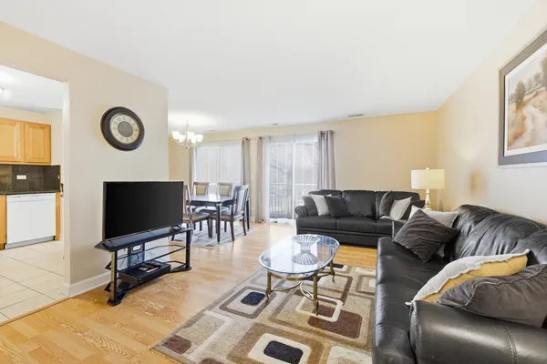 $285,000 | 551 Cumberland Trail, Unit C, Roselle, IL 60172