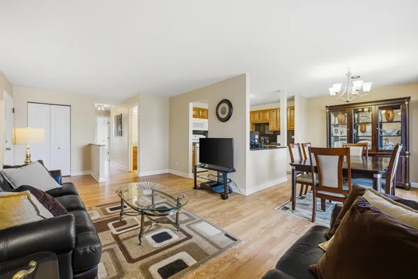 $285,000 | 551 Cumberland Trail, Unit C, Roselle, IL 60172