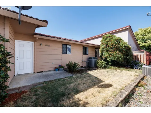 a view of backyard of the house