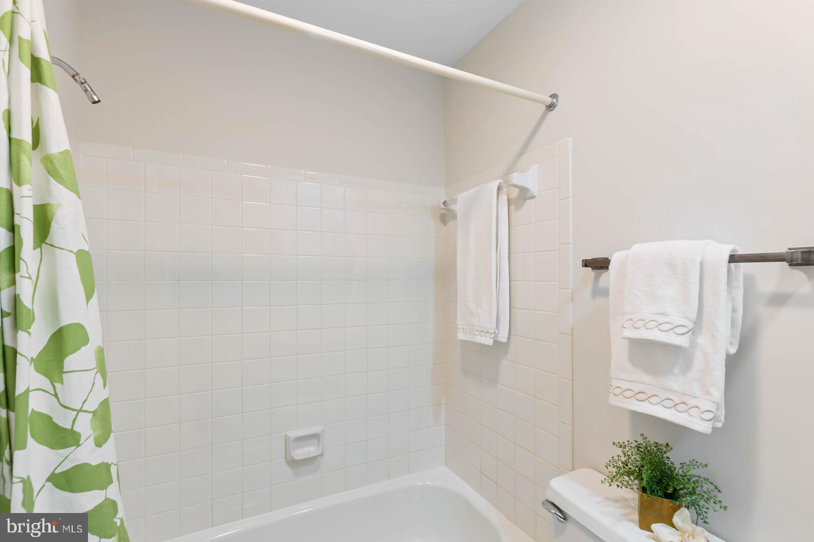 8207 Labbe Lane Vienna, VA 22182 - Photo 17 of 35 Owner's Full Bathroom