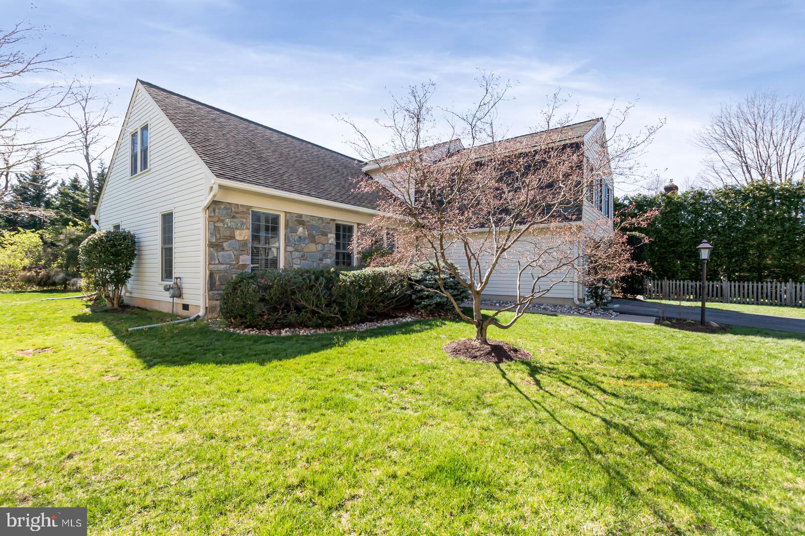 8207 Labbe Lane Vienna, VA 22182 - Photo 2 of 35 Front Yard View