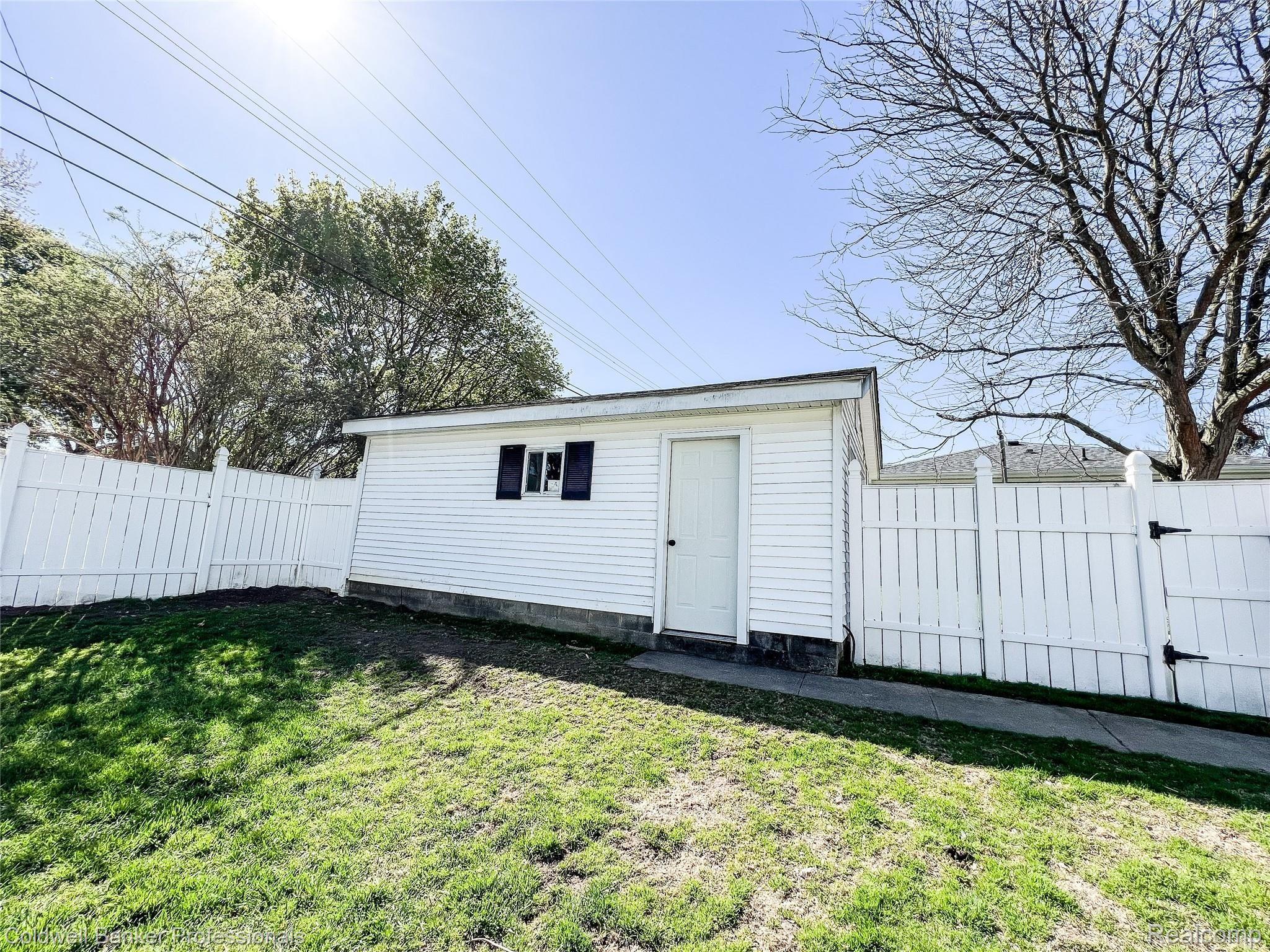 2779 Longview Avenue Rochester, MI 48307 - Photo 8 of 19 75F6ECFA-FF91-48F4-AEEA-5544659F9D84.jpeg