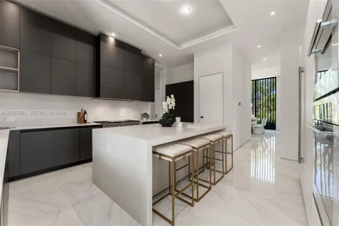 $7,295,000 | 4430 Nautilus Drive, Miami Beach, FL 33140