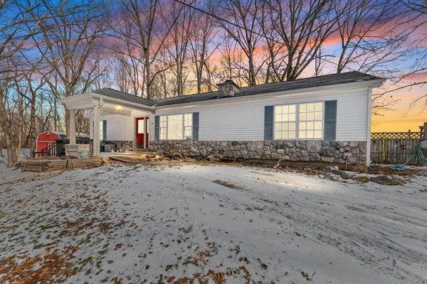 $249,900 | 519 Crest Lane, Jonesville, MI 49250