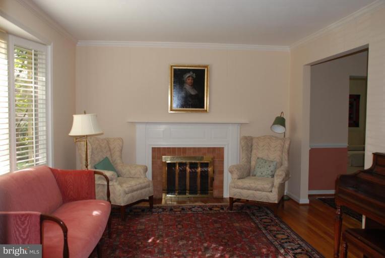 8522 Durham Court Springfield, VA 22151 - Photo 2 of 24 Living Room