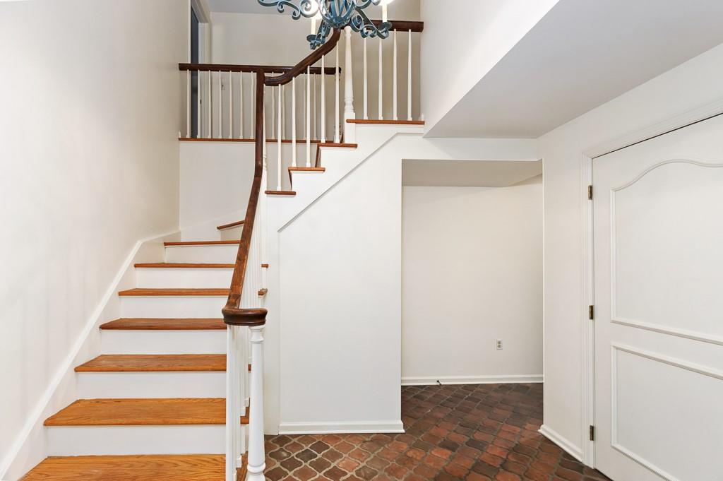 931 Valleyview Road Pittsburgh, PA 15243 - Photo 3 of 35 Gallery Image 3