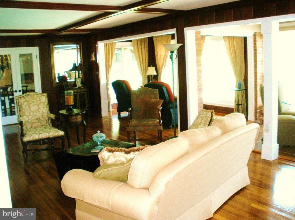 9110 Field Road Pikesville, MD 21208 - Photo 8 of 30 Living Room