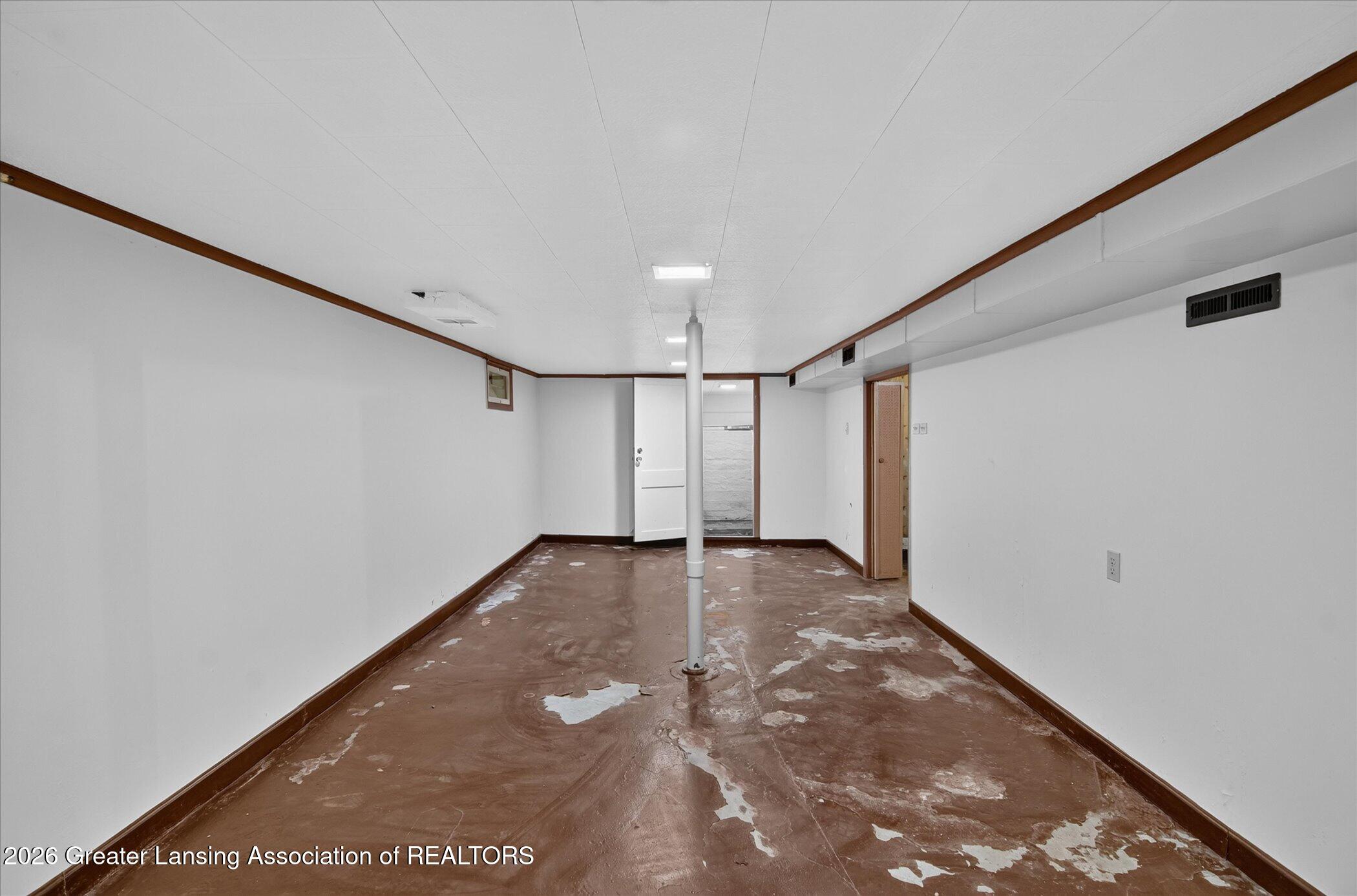 709 Rock Street Jackson, MI 49202 - Photo 36 of 53 37-709-Rock-St-WindowStill