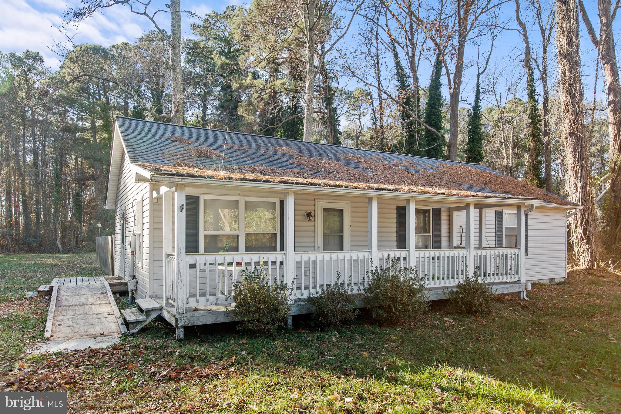 a view of a house with backyard and garden