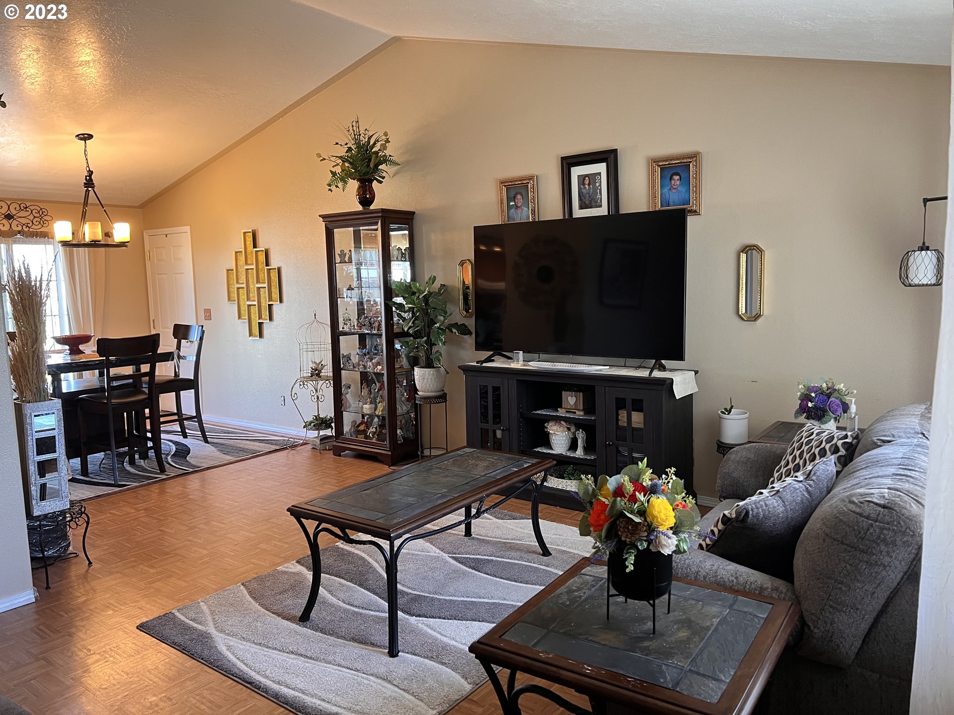 155 Pine Tree Avenue Umatilla, OR 97882 - Photo 4 of 15 a living room with furniture and wooden floor
