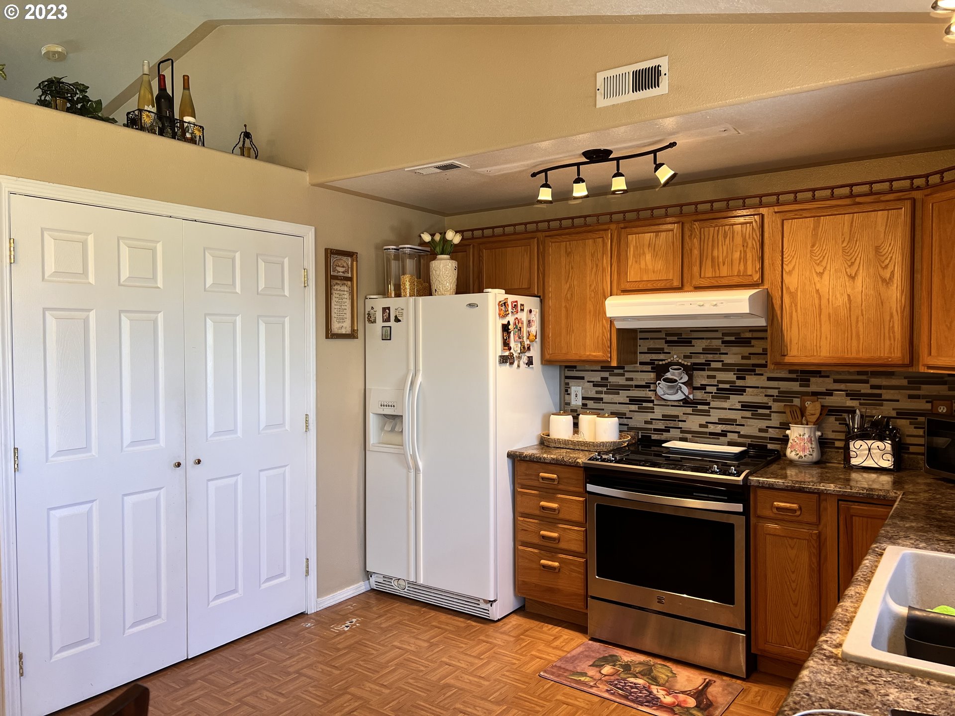 155 Pine Tree Avenue Umatilla, OR 97882 - Photo 6 of 15 a kitchen with granite countertop a refrigerator stove and sink