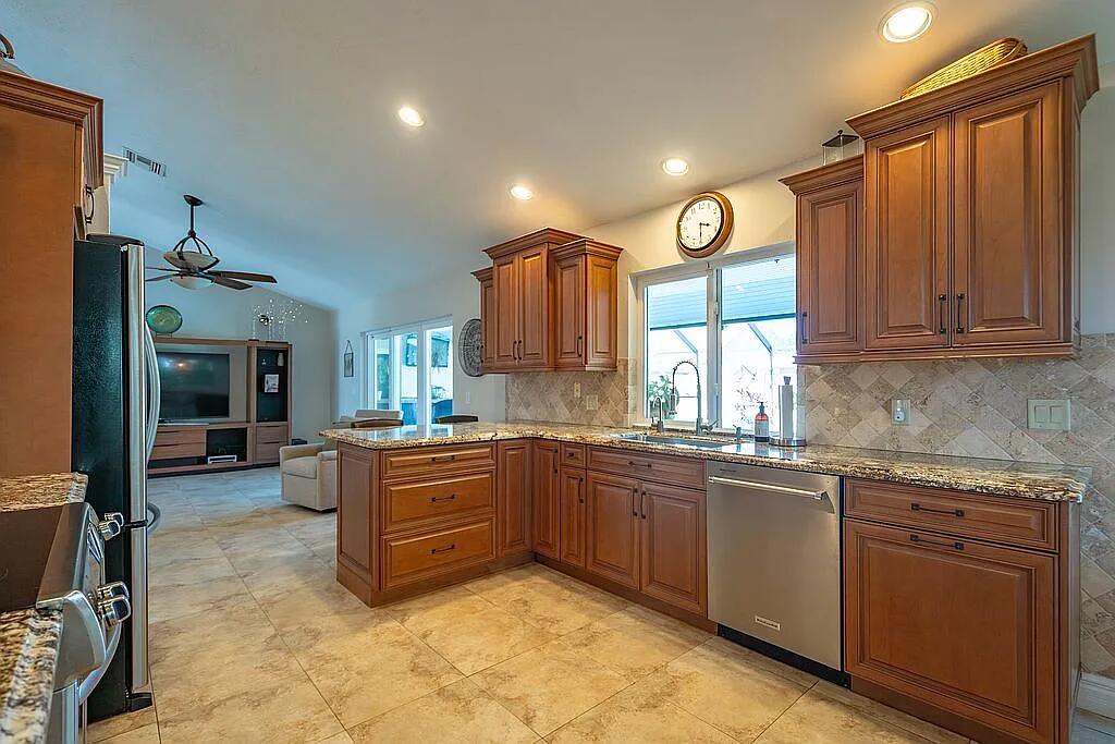 22373 Ensenada Way Boca Raton, FL 33433 - Photo 17 of 33 8af6ecd5ec4033ec9ac5d226e653ab80-uncropp