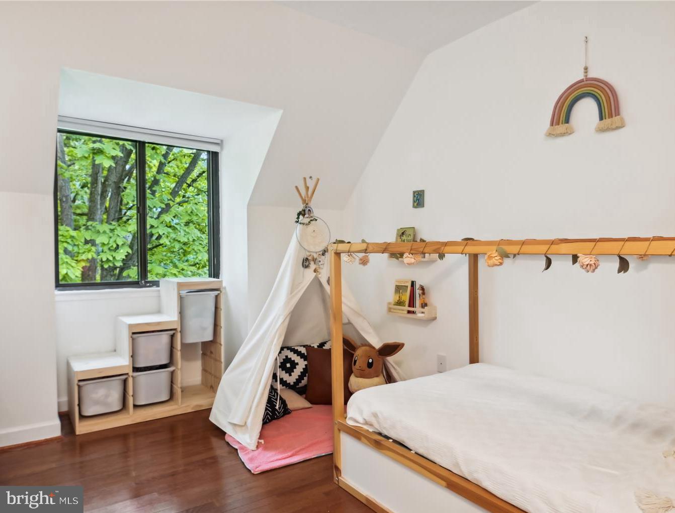 1551 Scandia Circle Reston, VA 20190 - Photo 15 of 41 2nd Upper Level Bedroom with Large Window