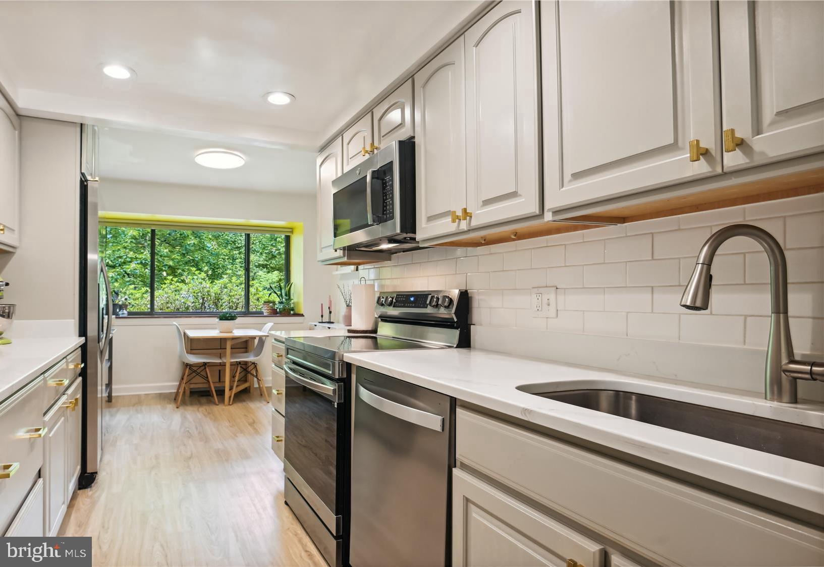 1551 Scandia Circle Reston, VA 20190 - Photo 8 of 41 Kitchen with Updated Stainless Appliances
