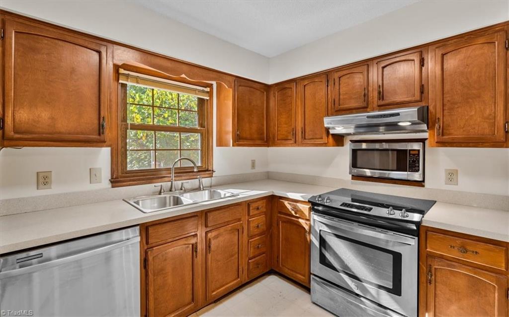 3911 Williams Dairy Road Greensboro, NC 27406 - Photo 8 of 33