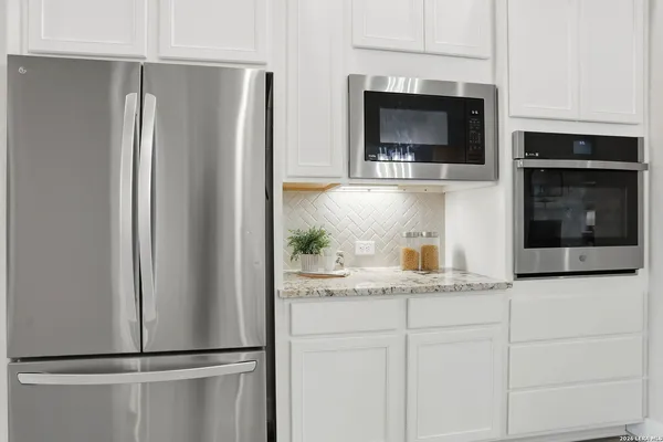 $715,000 | 169 Storm Way, Castroville, TX 78009