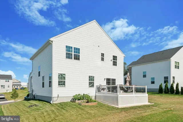 a view of a house with backyard