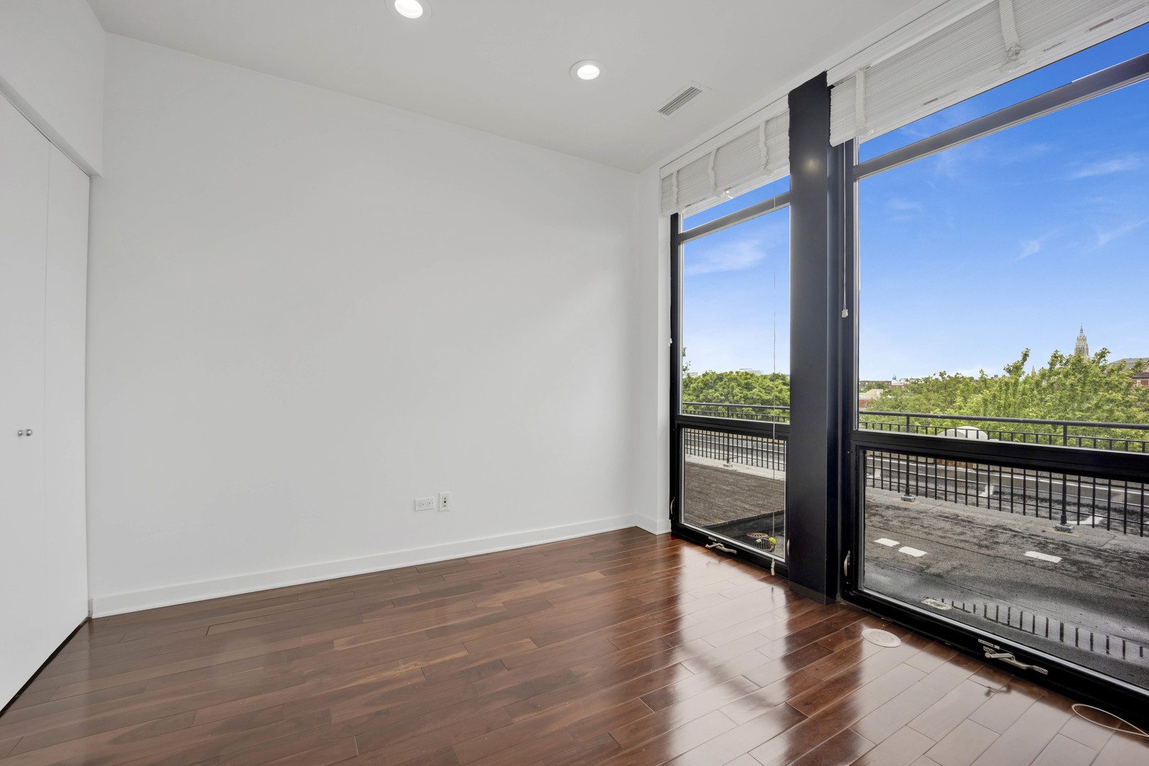 1069 West 14th Place, Unit 323 Chicago, IL 60608 - Photo 20 of 43 a view of an entryway