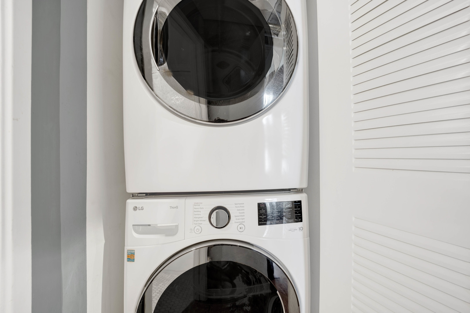 1069 West 14th Place, Unit 323 Chicago, IL 60608 - Photo 25 of 43 a utility room with dryer and washer