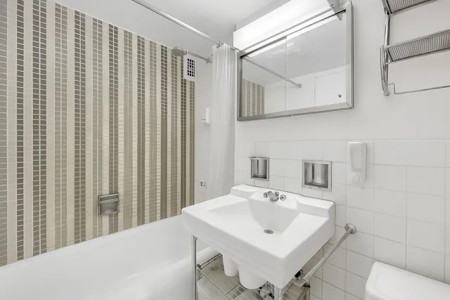 $100,000 | 100 West 57th Street, Unit 18I | Theater District