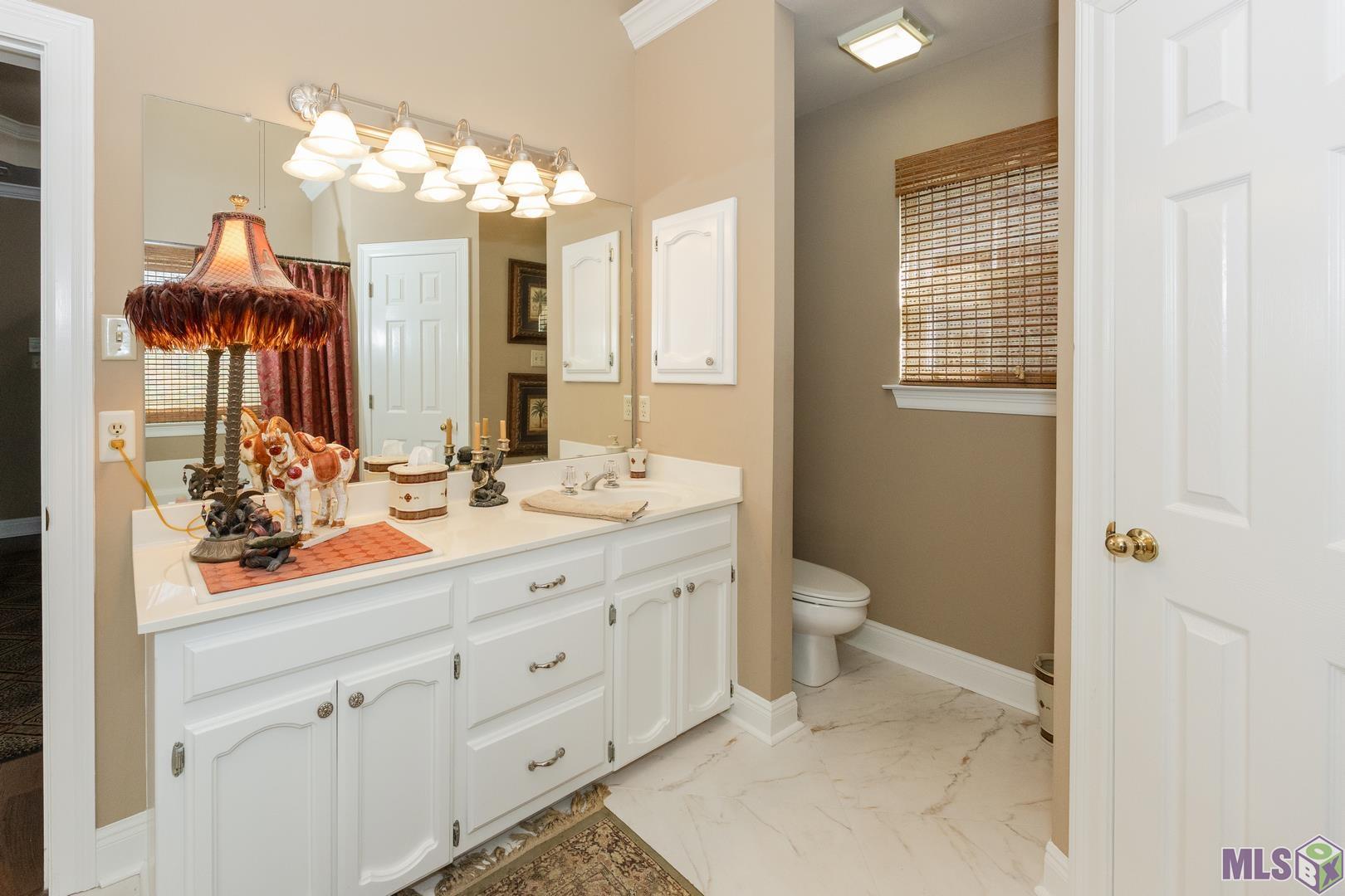 11030 Paddock Avenue Baton Rouge, LA 70816 - Photo 3 of 7 Hall Bath