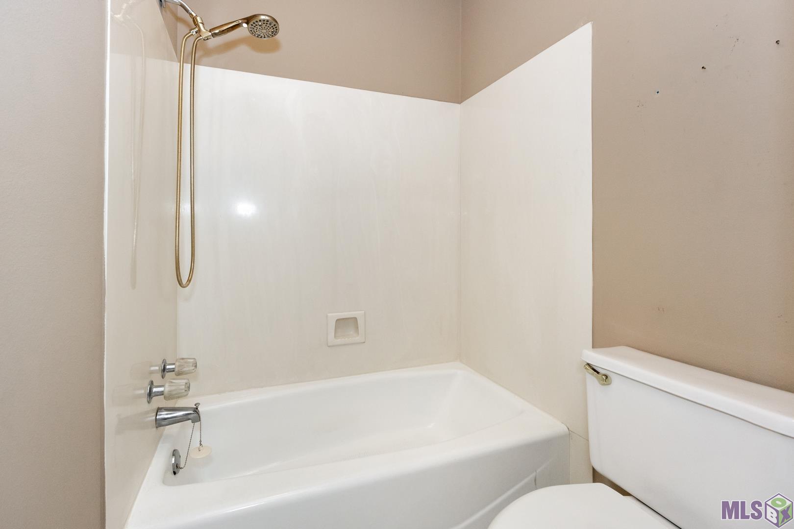 11030 Paddock Avenue Baton Rouge, LA 70816 - Photo 7 of 7 Hall Bath