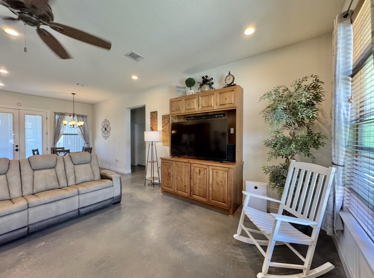 1094 Raintree Lane Elgin, TX 78621 - Photo 9 of 39