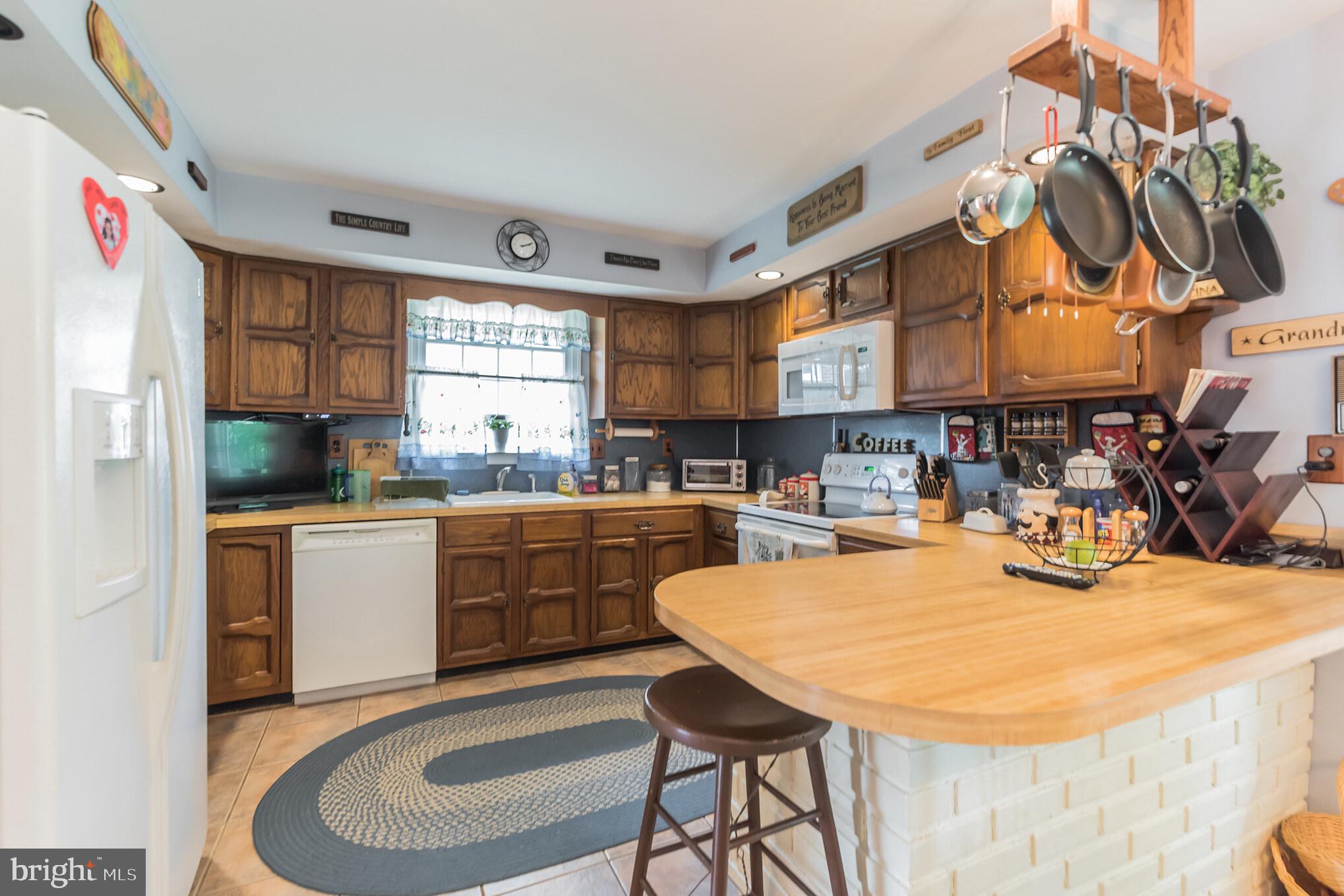 419 Ashmead Road Cheltenham, PA 19012 - Photo 9 of 27 Kitchen with peninsula
