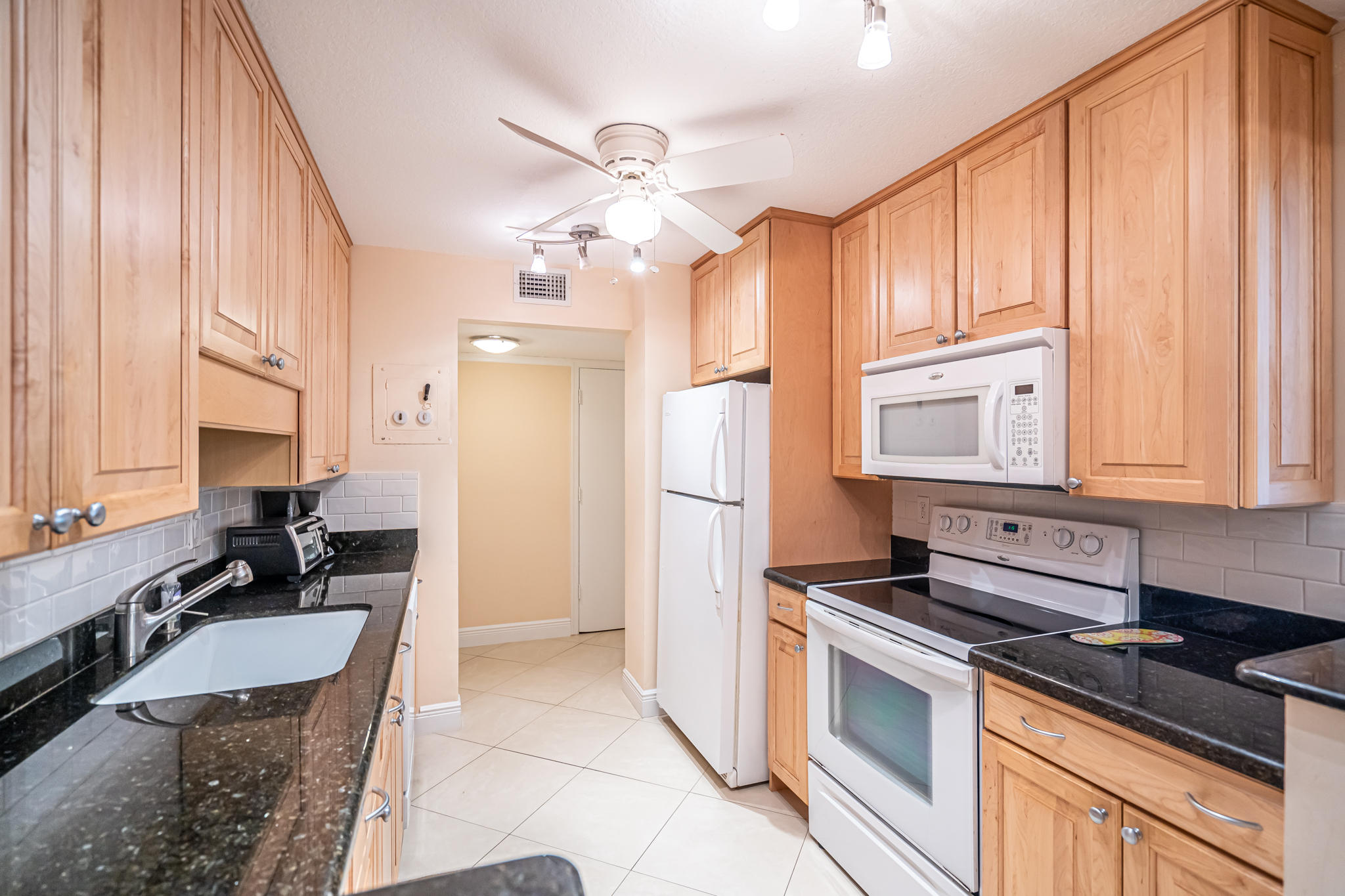 1111 South Ocean Boulevard, Unit 222 Boca Raton, FL 33432 - Photo 7 of 40 Kitchen