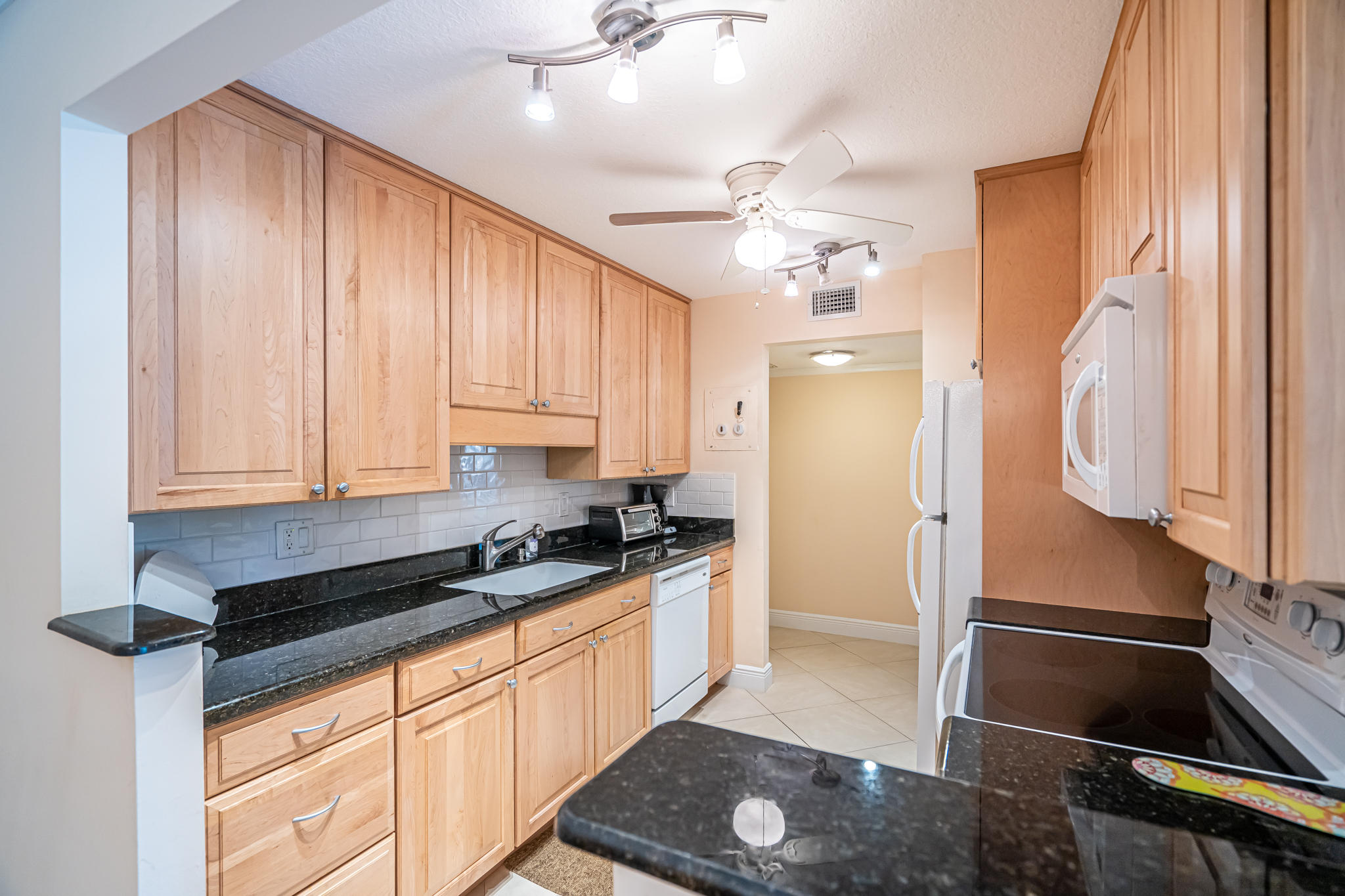 1111 South Ocean Boulevard, Unit 222 Boca Raton, FL 33432 - Photo 8 of 40 Kitchen