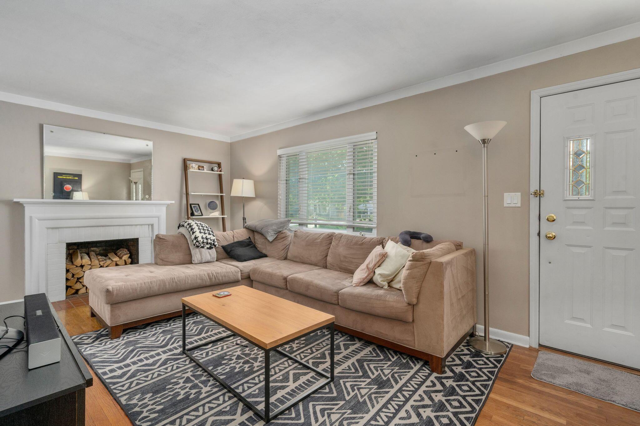 2580 Woodstock Road Columbus, OH 43221 - Photo 3 of 37 Living Room
