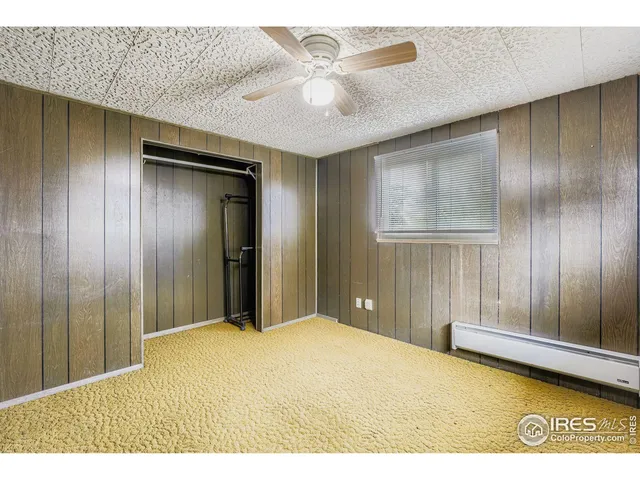 a view of empty room with a ceiling fan