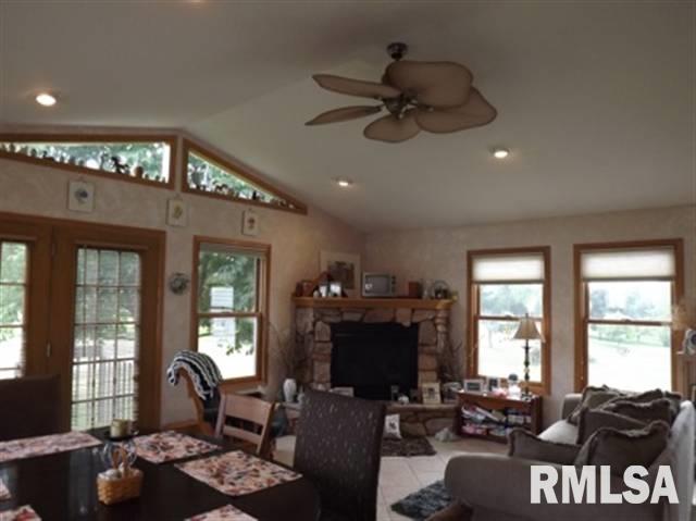 19457 Wells Ferry Road Bettendorf, IA 52722 - Photo 2 of 12 Gallery Image 2
