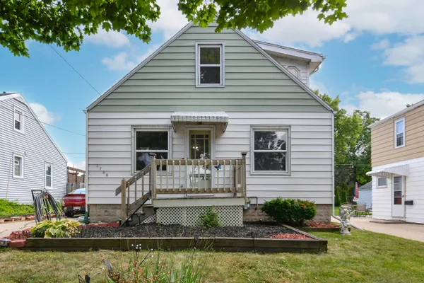 $348,777 | 1705 East Eden Place, St. Francis, WI 53235