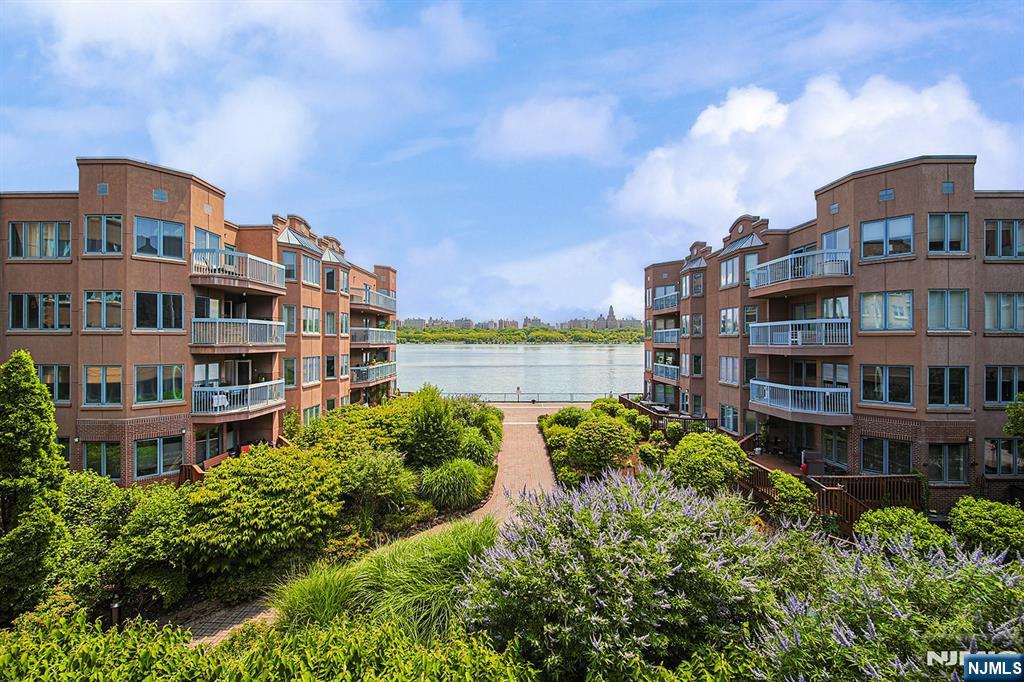306 Smith Court, Unit R306 Edgewater, NJ 07020 - Photo 2 of 33