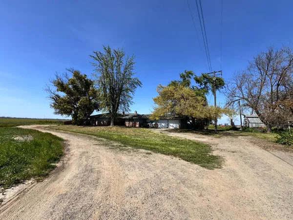 a view of a house with backyard and garden