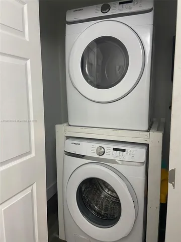 a close up view of a washer and dryer