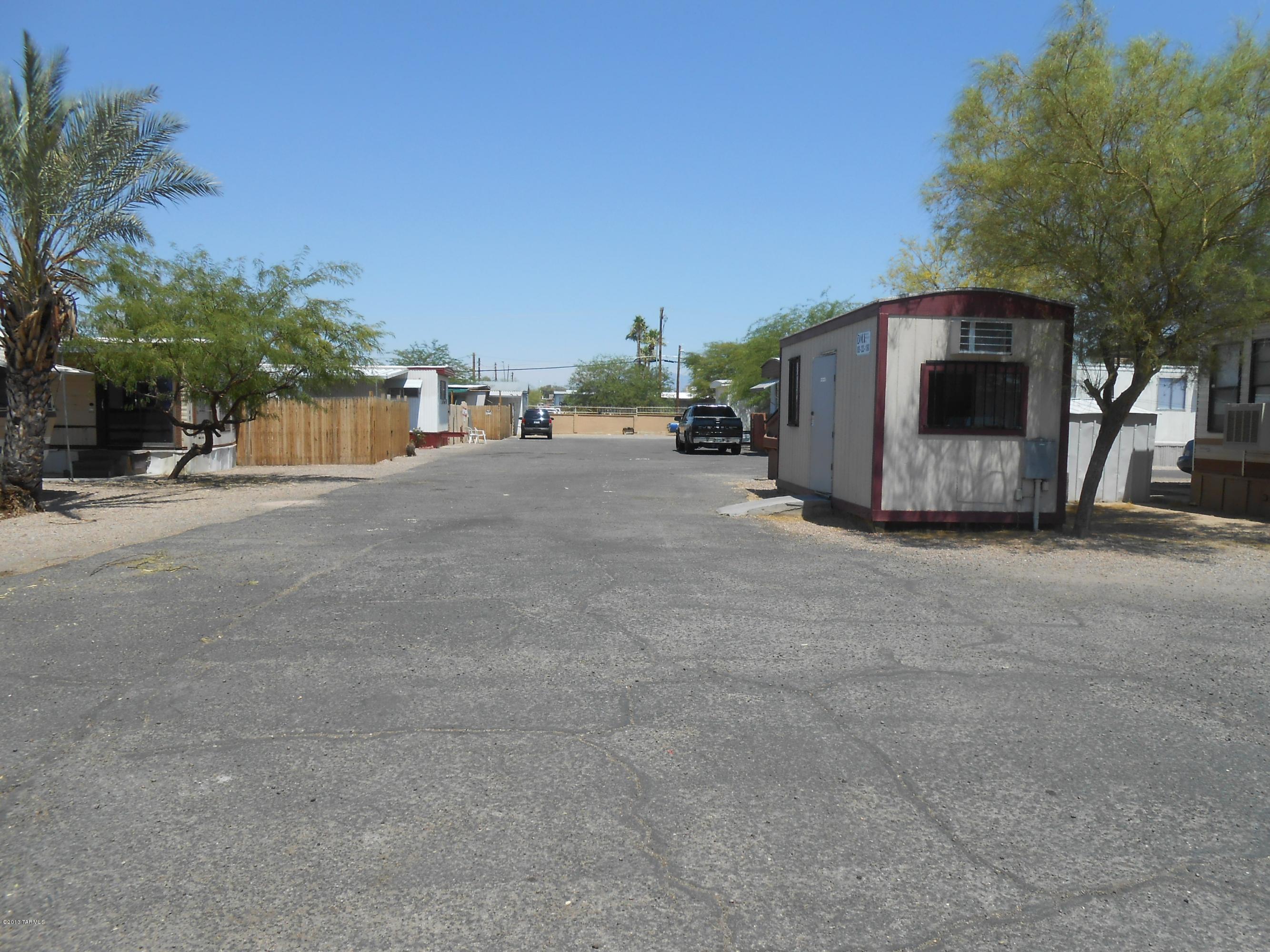 522 West Rillito Street Tucson, AZ 85705 - Photo 4 of 15 a white house with a outdoor space