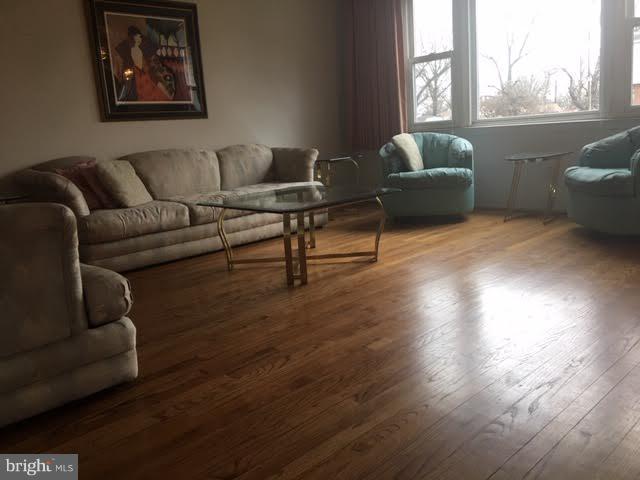 8029 Montwood Road Baltimore, MD 21244 - Photo 3 of 8 Living Room