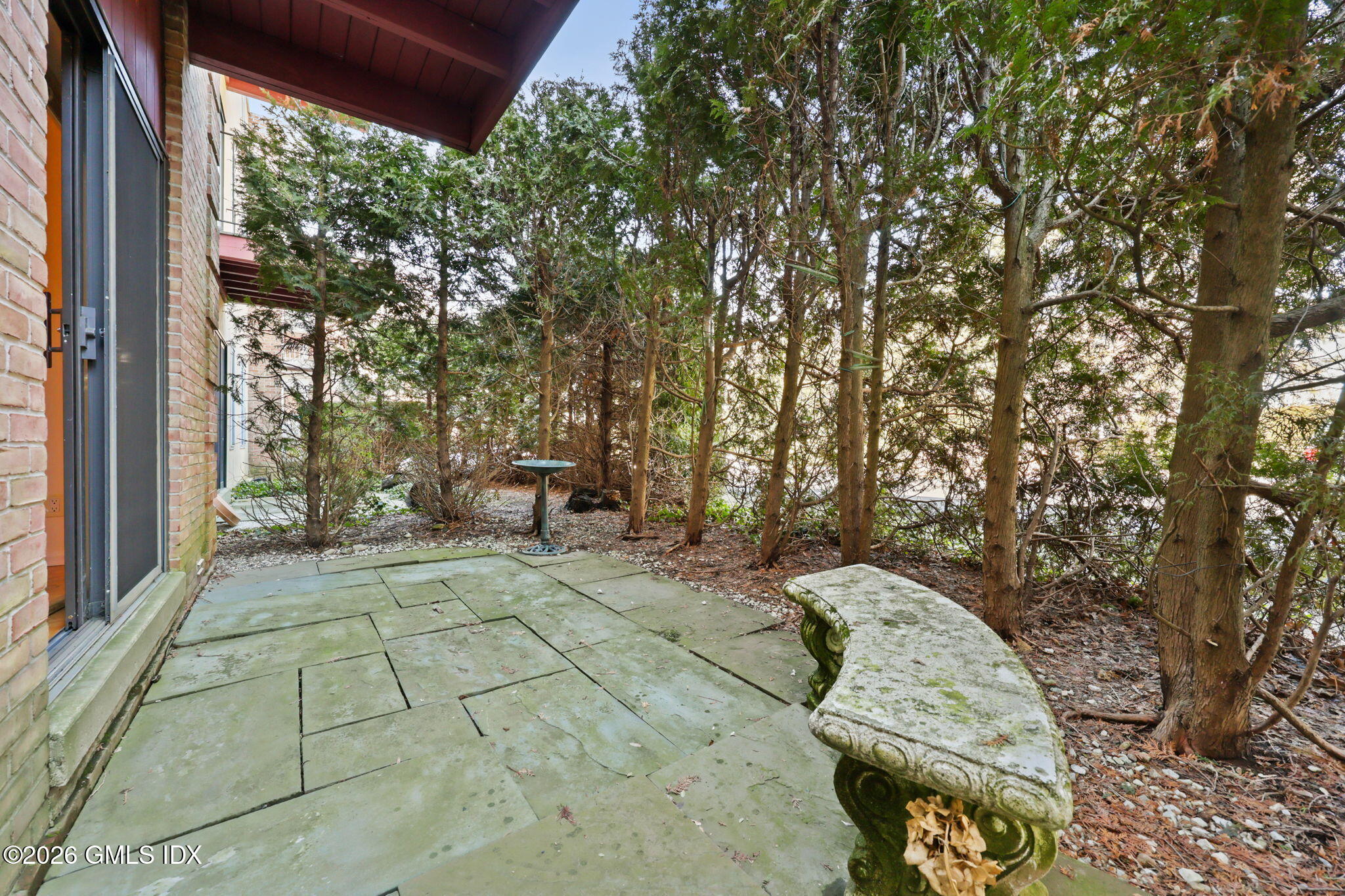 140 Field Point Road, Unit 2 Greenwich, CT 06830 - Photo 28 of 36 a view of a backyard with sitting area