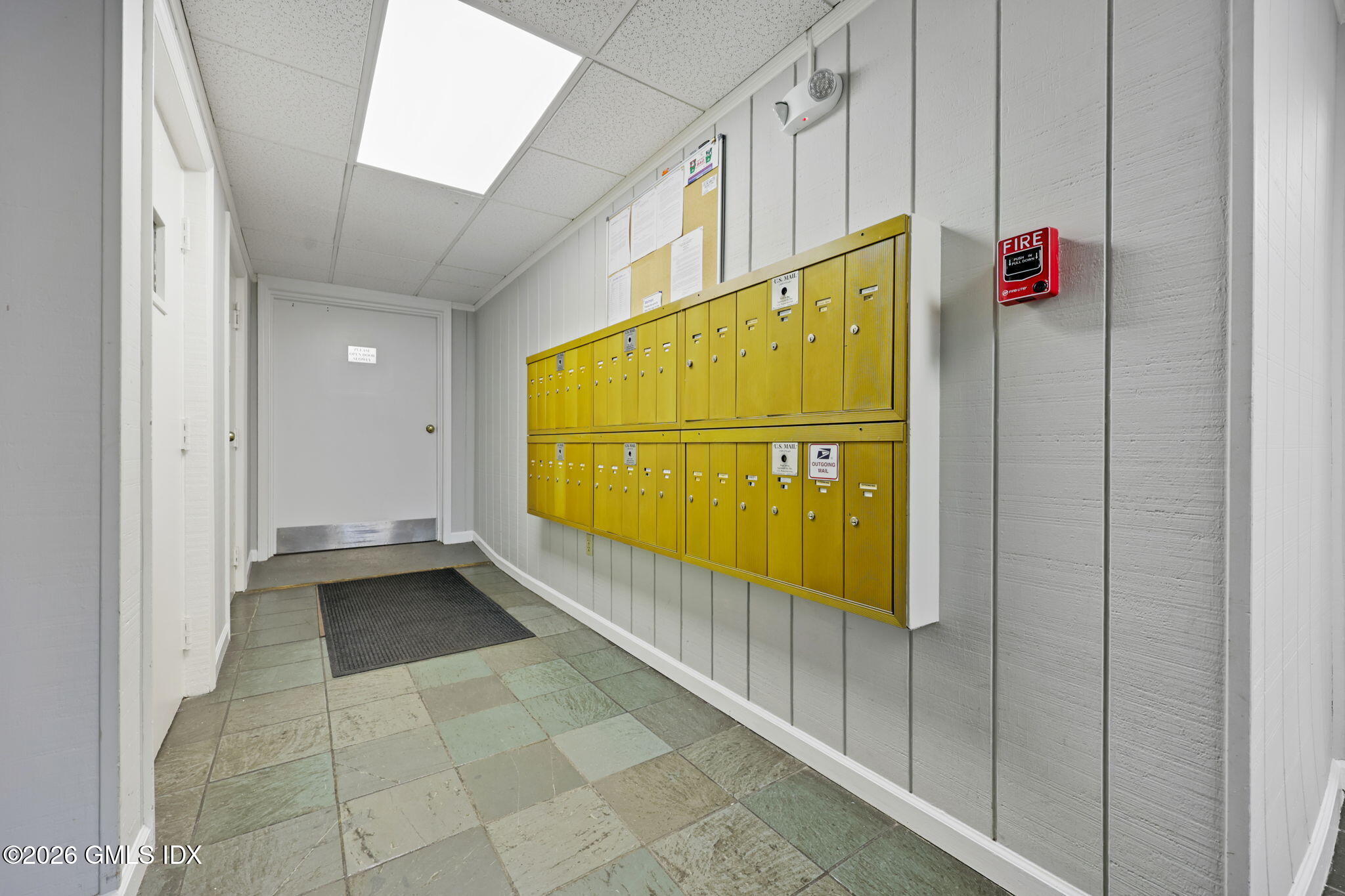 140 Field Point Road, Unit 2 Greenwich, CT 06830 - Photo 35 of 36 a view of an entryway